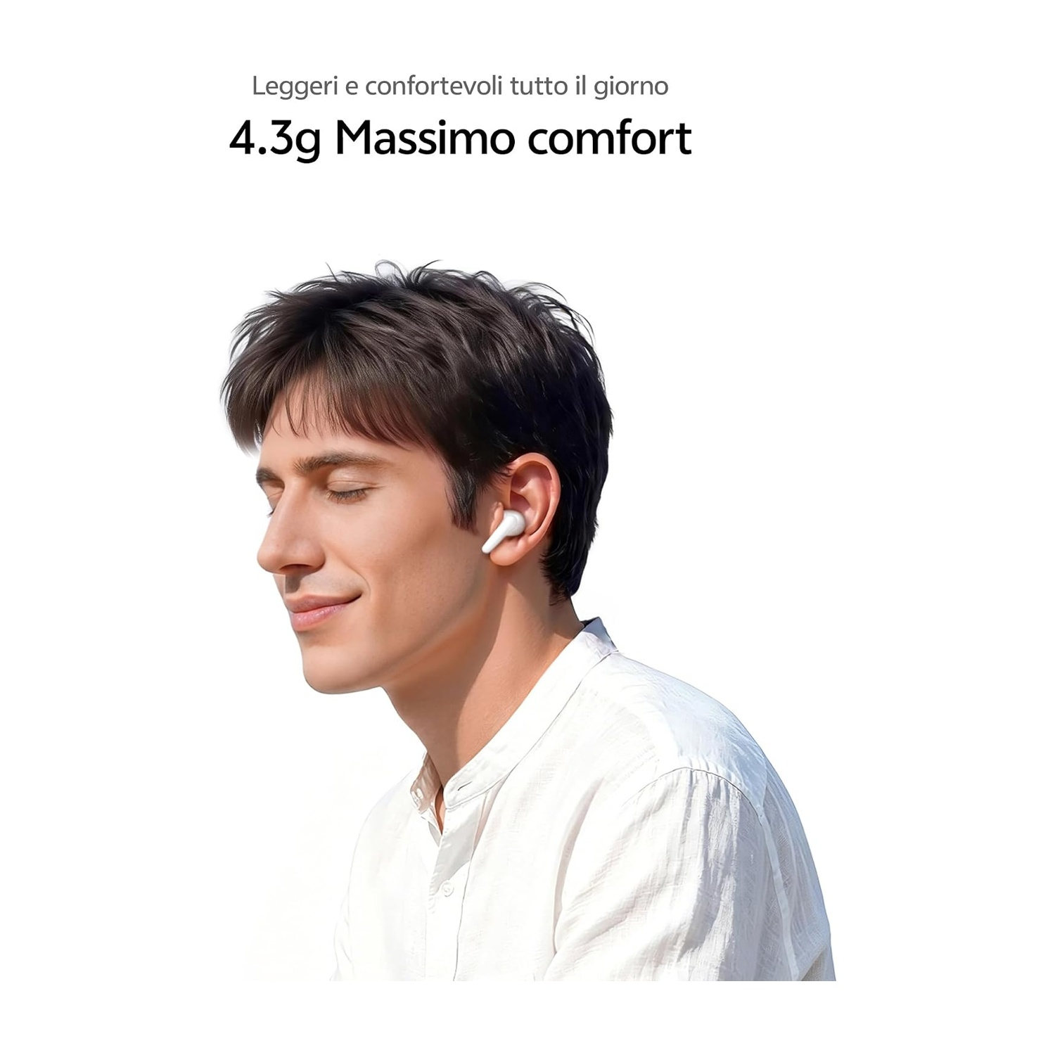 Uomo sorridente con auricolare bianco, indossa una camicia bianca.