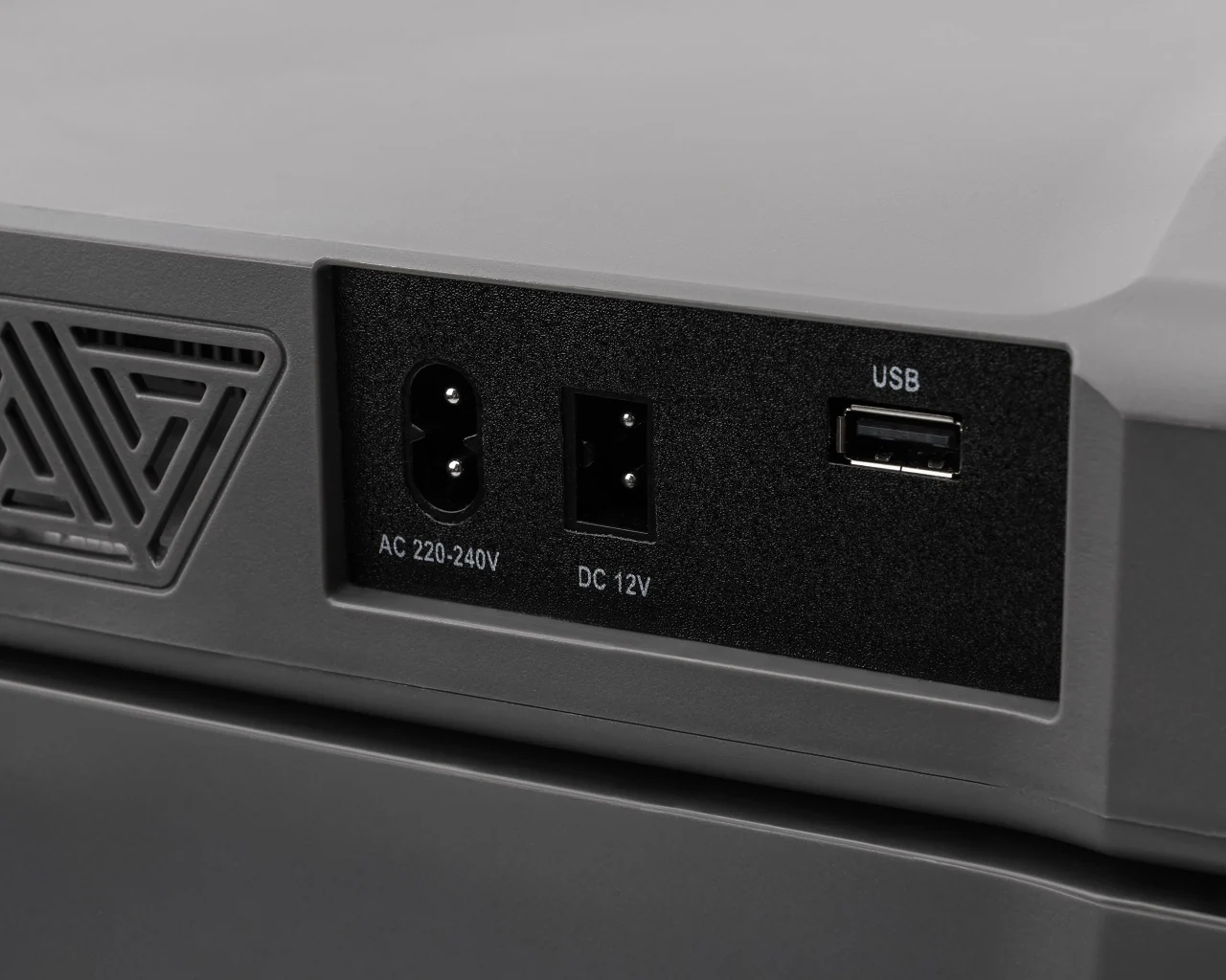 Szürke készülék szellőzővel, AC/DC bemenetekkel és USB porttal.