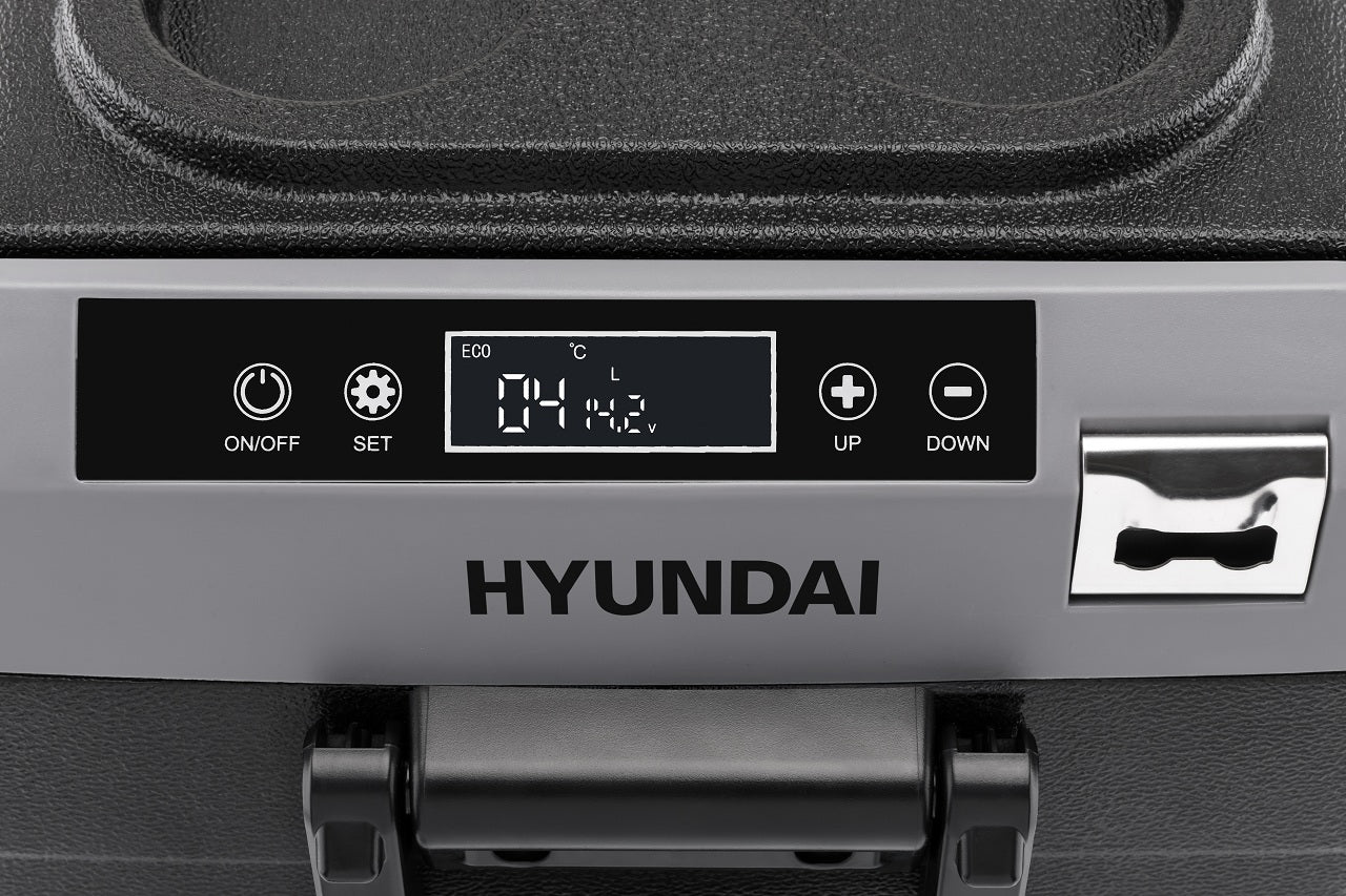 Egy Hyundai hűtő digitális kijelzővel, kezelőgombokkal és sörnyitóval.