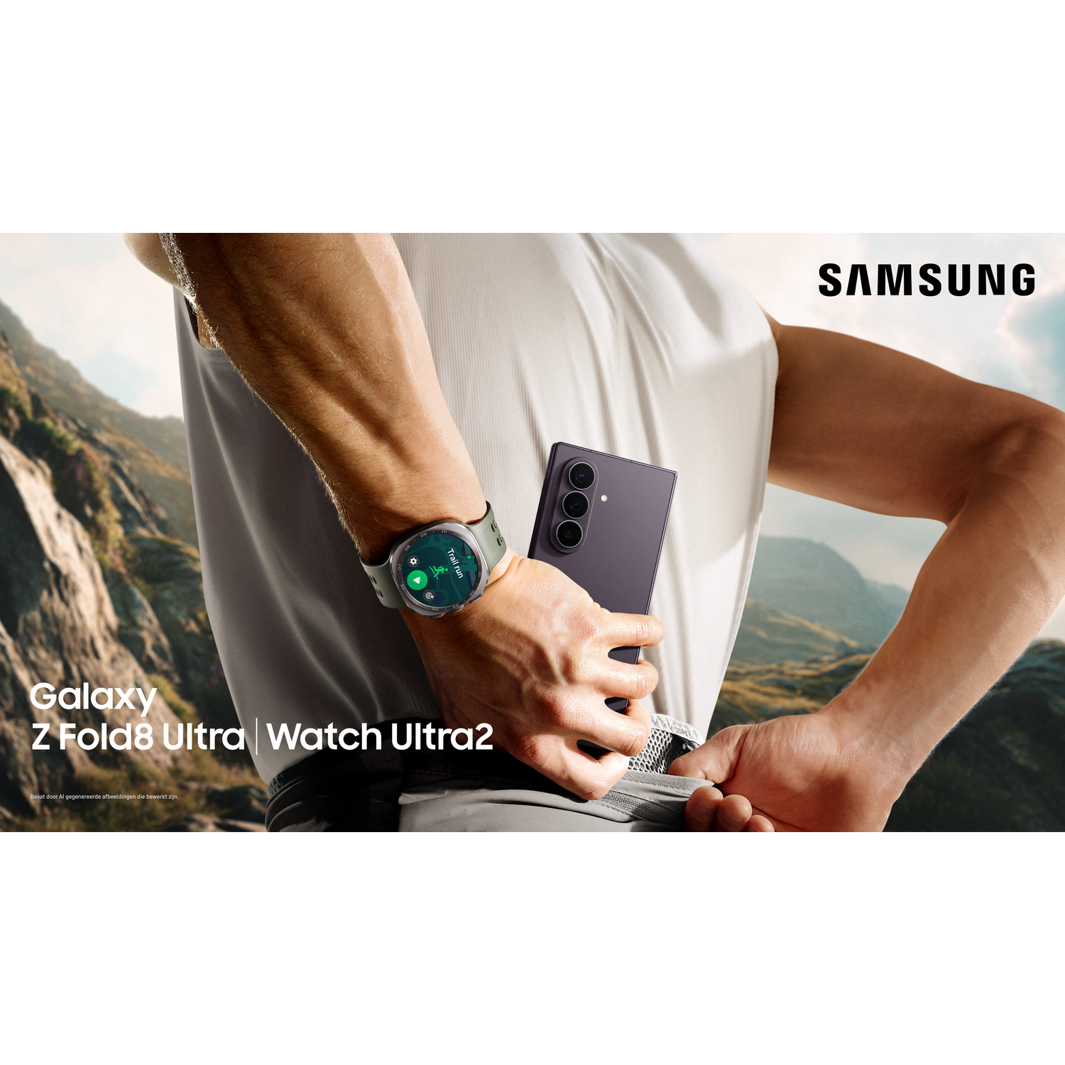 Man met Samsung Galaxy Z Fold8 Ultra en Watch Ultra2 in bergachtig terrein.