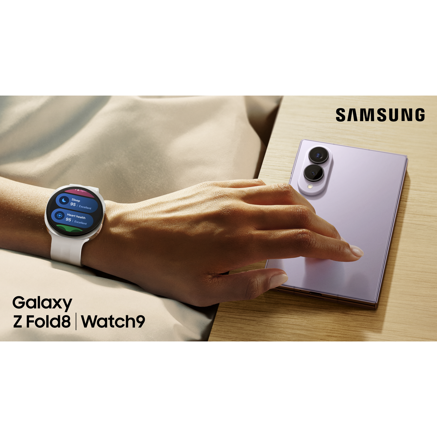 Een hand draagt een Samsung Galaxy Watch9 met gezondheidsgegevens, vasthoudend een paarse Samsung Galaxy Z Fold8.
