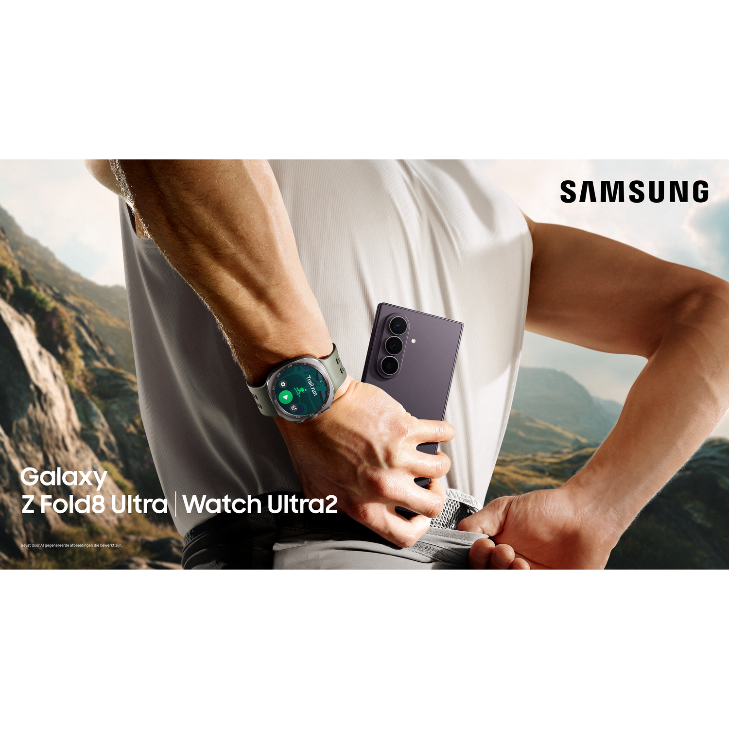 Man in bergen met Samsung Galaxy Z Fold8 Ultra en Watch Ultra2.