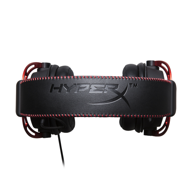 Kırmızı aksanlı ve dikişli siyah HyperX kulaklık, kablo görünür.
