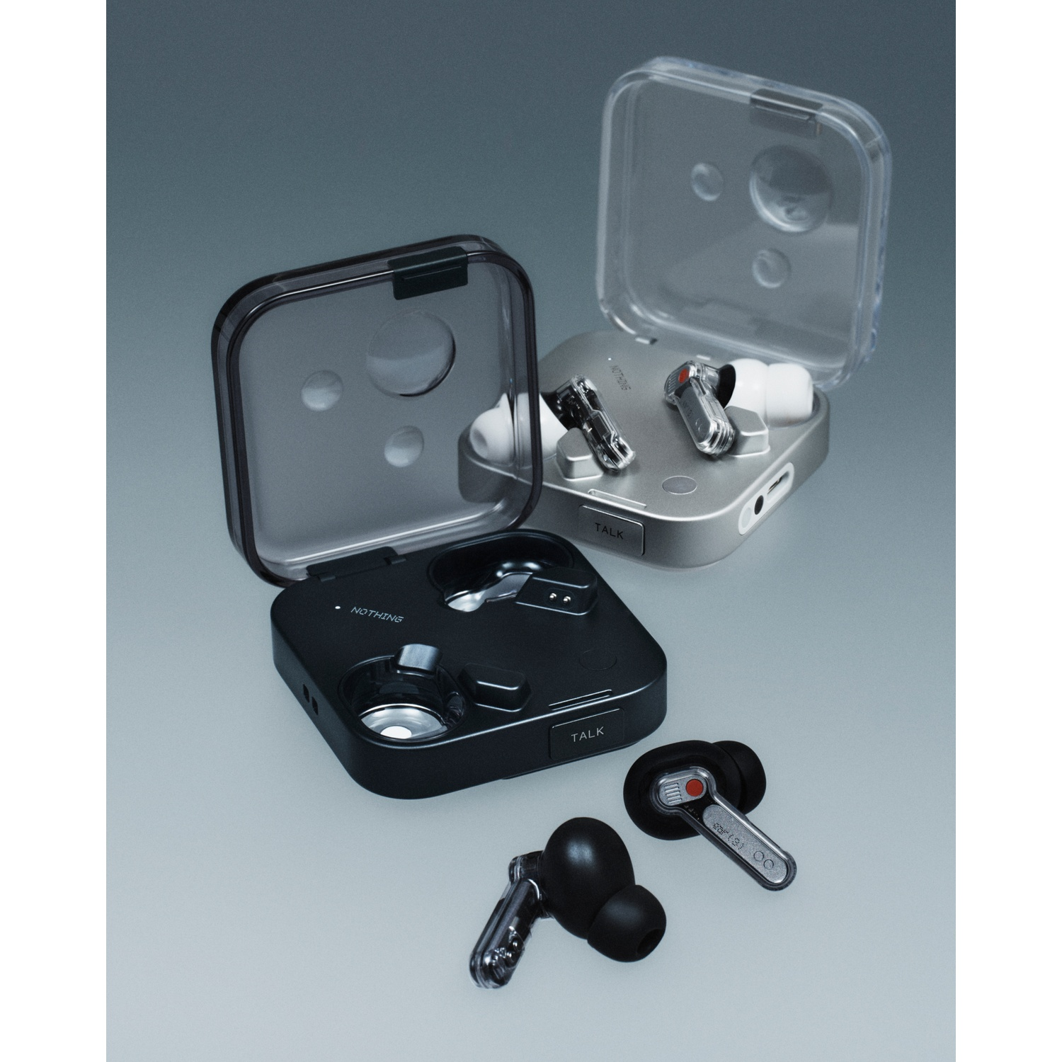 Due set di auricolari con custodie trasparenti e nere su sfondo grigio.