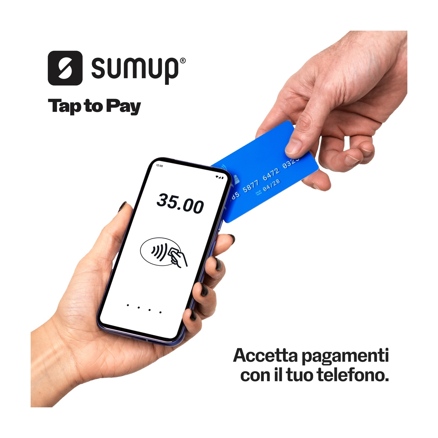 Una mano tiene uno smartphone, un'altra una carta di credito blu per pagare.