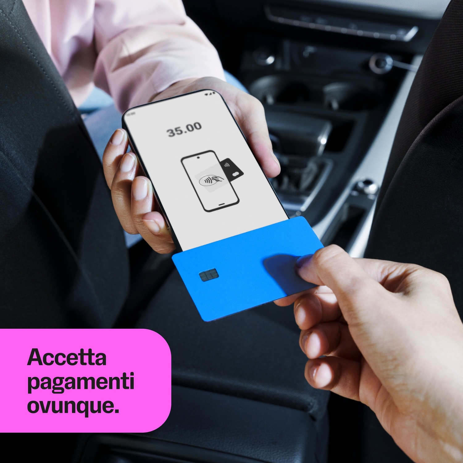 Una mano tiene un telefono con 35,00 e icona di carta. Un'altra mano tiene una carta blu.