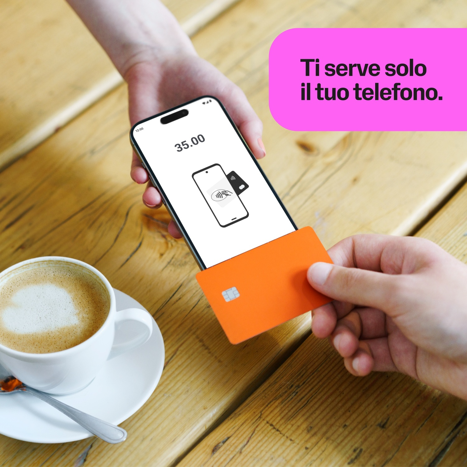 Una mano tiene uno smartphone, una carta arancione è tenuta vicino, un caffè è a sinistra.