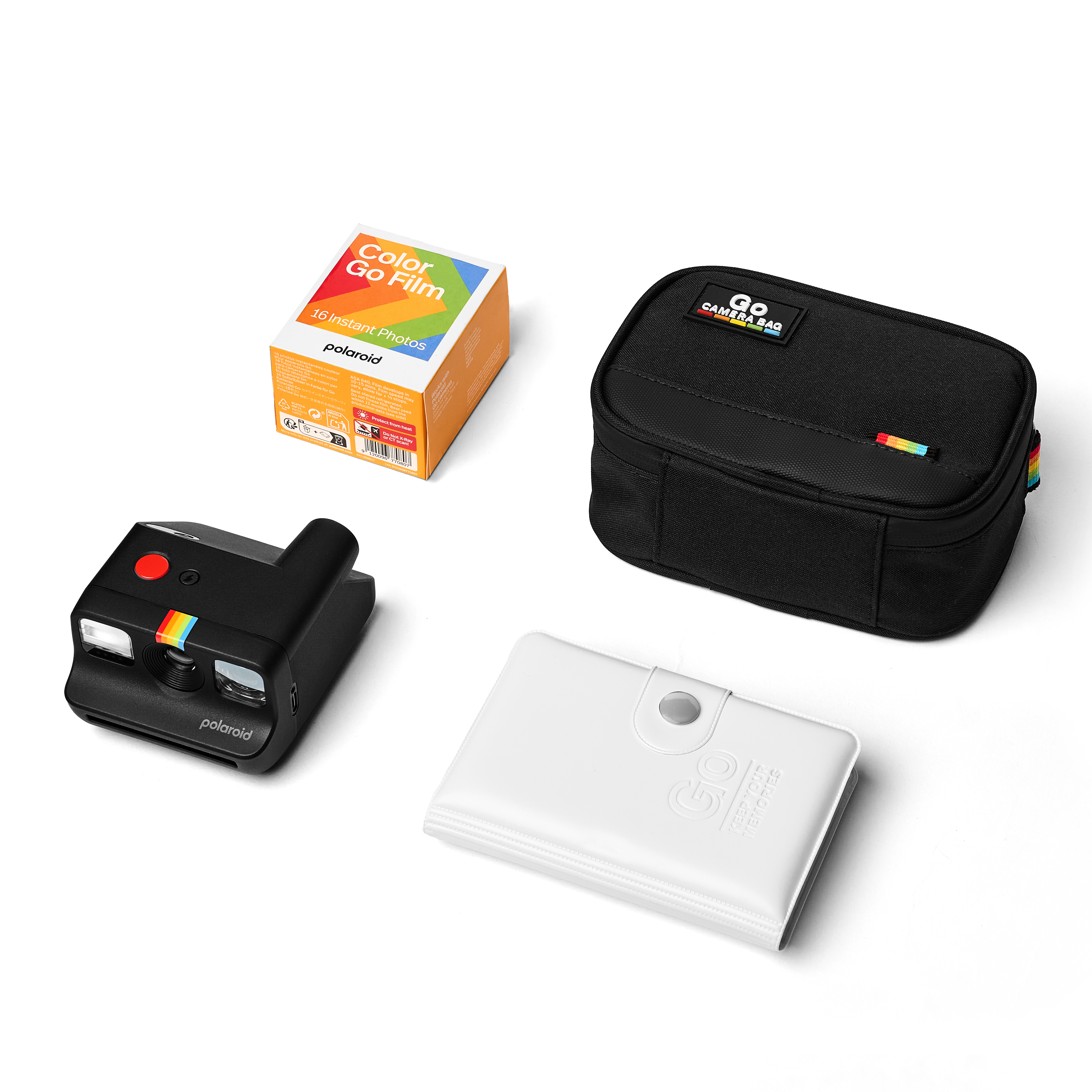 Polaroid Go kamera, film kutusu, kamera çantası ve kılıf beyaz zeminde.