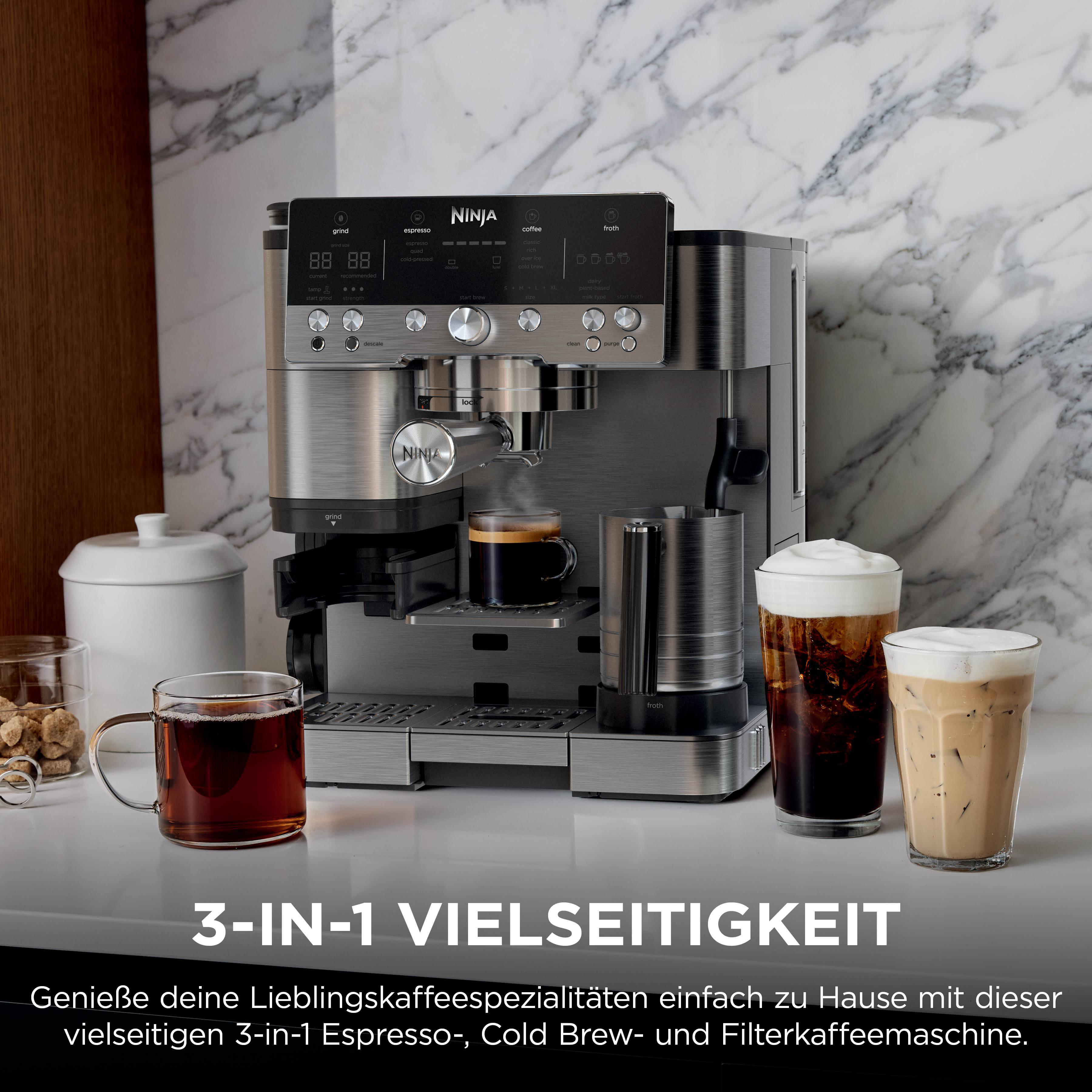 Eine silberne Kaffeemaschine brüht Espresso, daneben stehen zwei Kaffeegetränke.