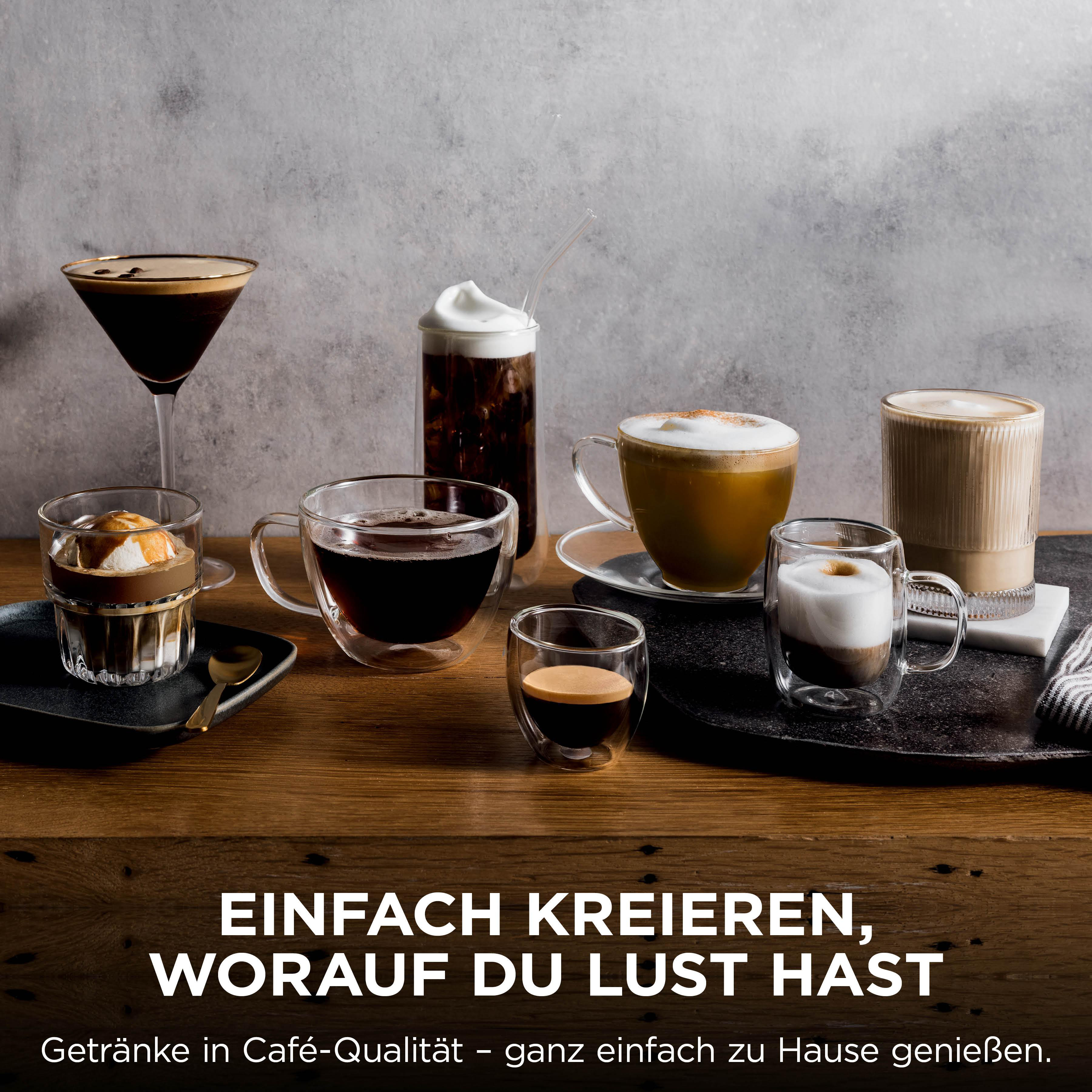 Sechs verschiedene Kaffeegetränke in Gläsern auf einer Holzplatte.