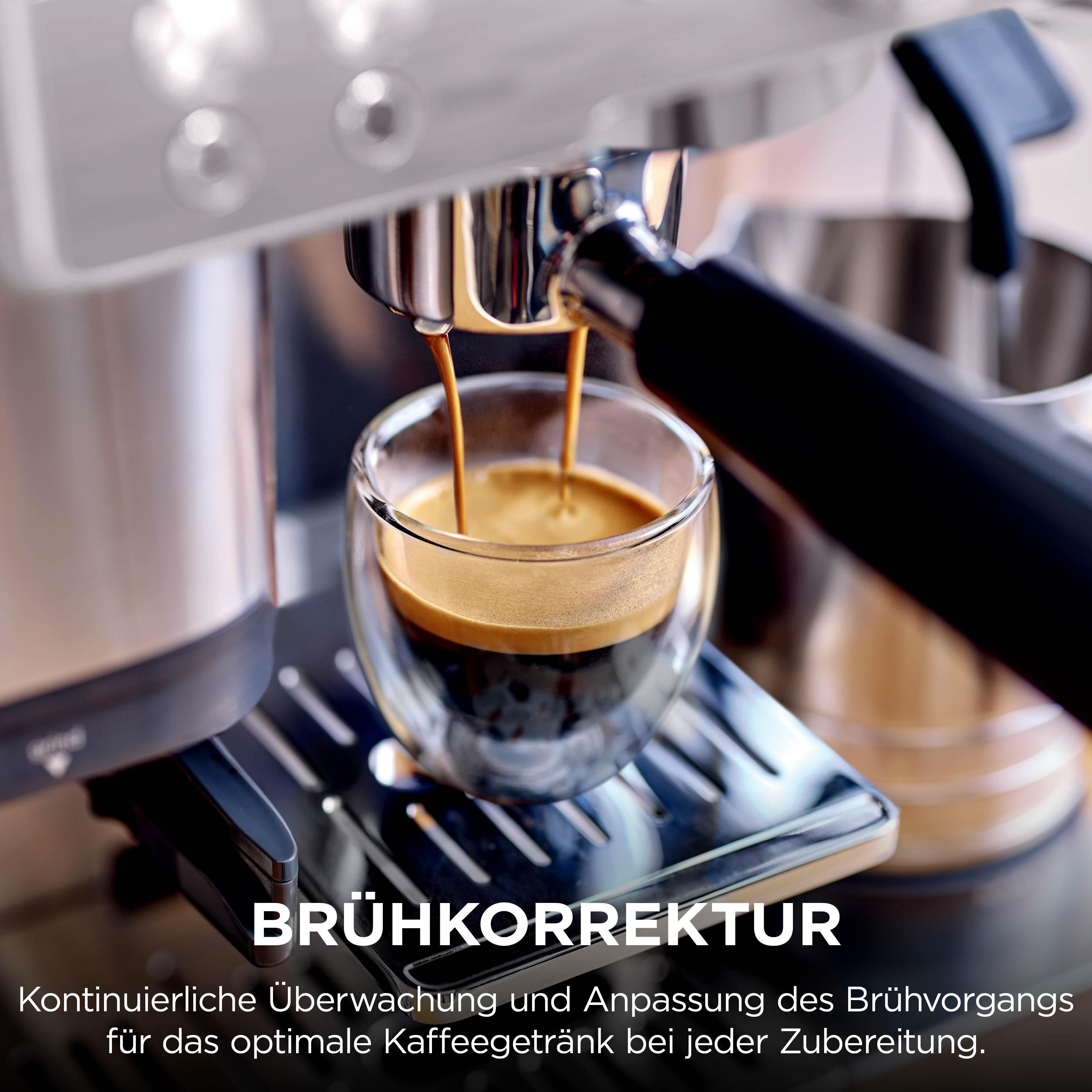 Espressomaschine brüht einen Espresso in ein Glas.