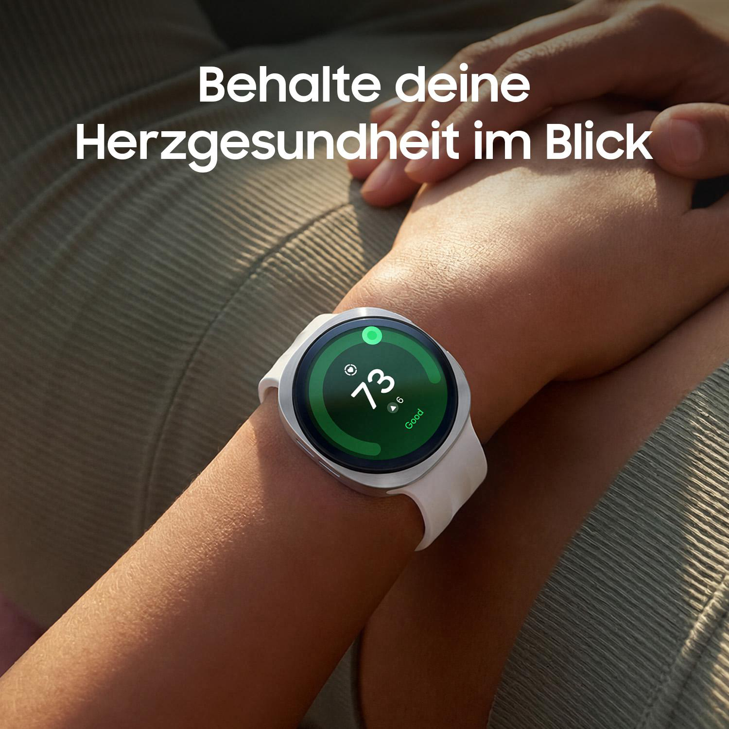 Eine weiße Smartwatch am Arm zeigt 73 Schläge/Minute und „Gut“ an.