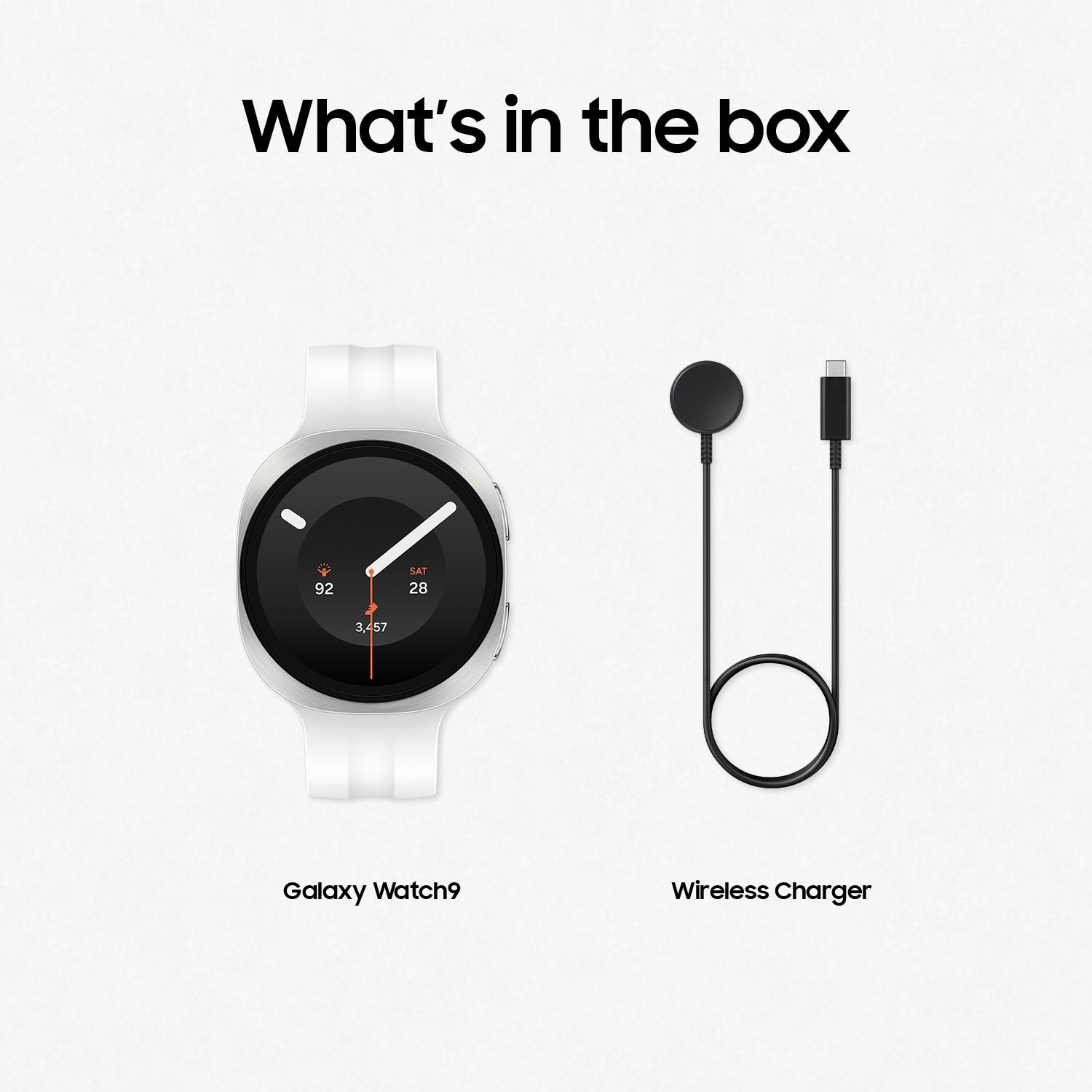 Ein weißes Galaxy Watch 9 und ein schwarzes kabelloses Ladegerät mit USB-C-Kabel.