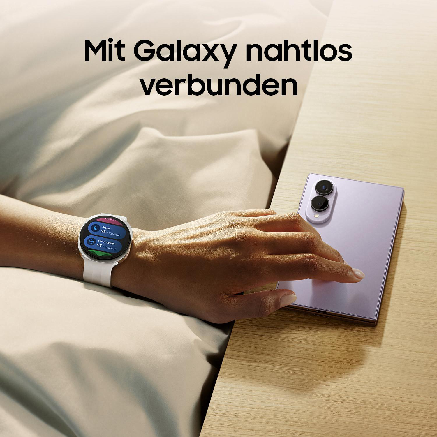 Eine Person mit Smartwatch und Handy im Bett.