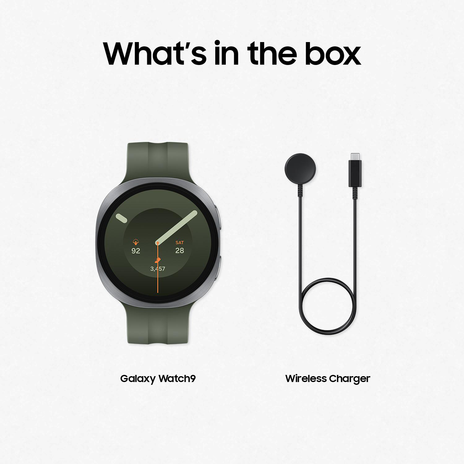 Ein grünes Galaxy Watch9 und ein schwarzes kabelloses Ladegerät mit USB-C-Kabel.