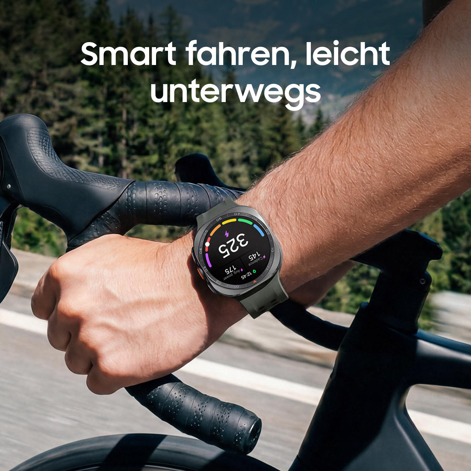 Ein Mann fährt Fahrrad, trägt eine Smartwatch mit Trainingsdaten.