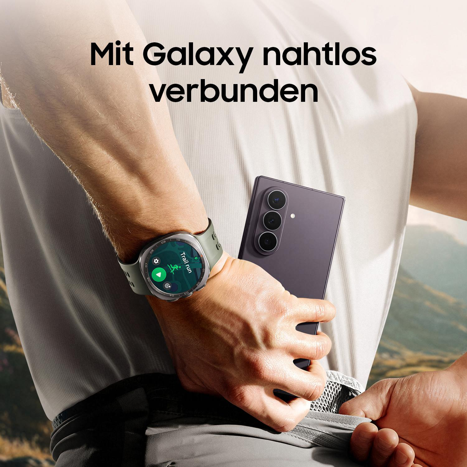 Mann mit Galaxy Watch und Handy in Berglandschaft. Trail run aktiv.