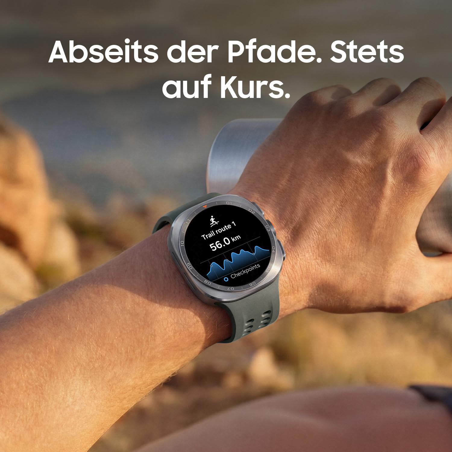 Eine graue Smartwatch am Handgelenk zeigt eine Wegstrecke von 56,0 km an.