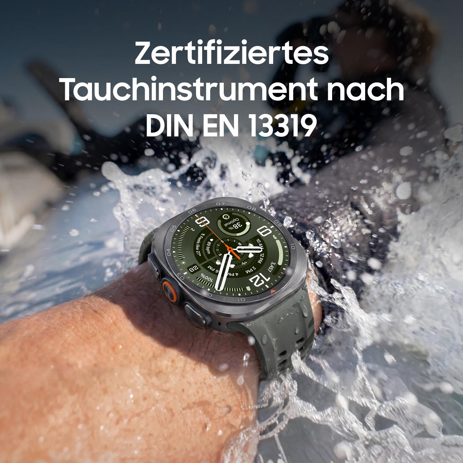 Tauchcomputer am Handgelenk im Wasser mit Text "Zertifiziertes Tauchinstrument nach DIN EN 13319".
