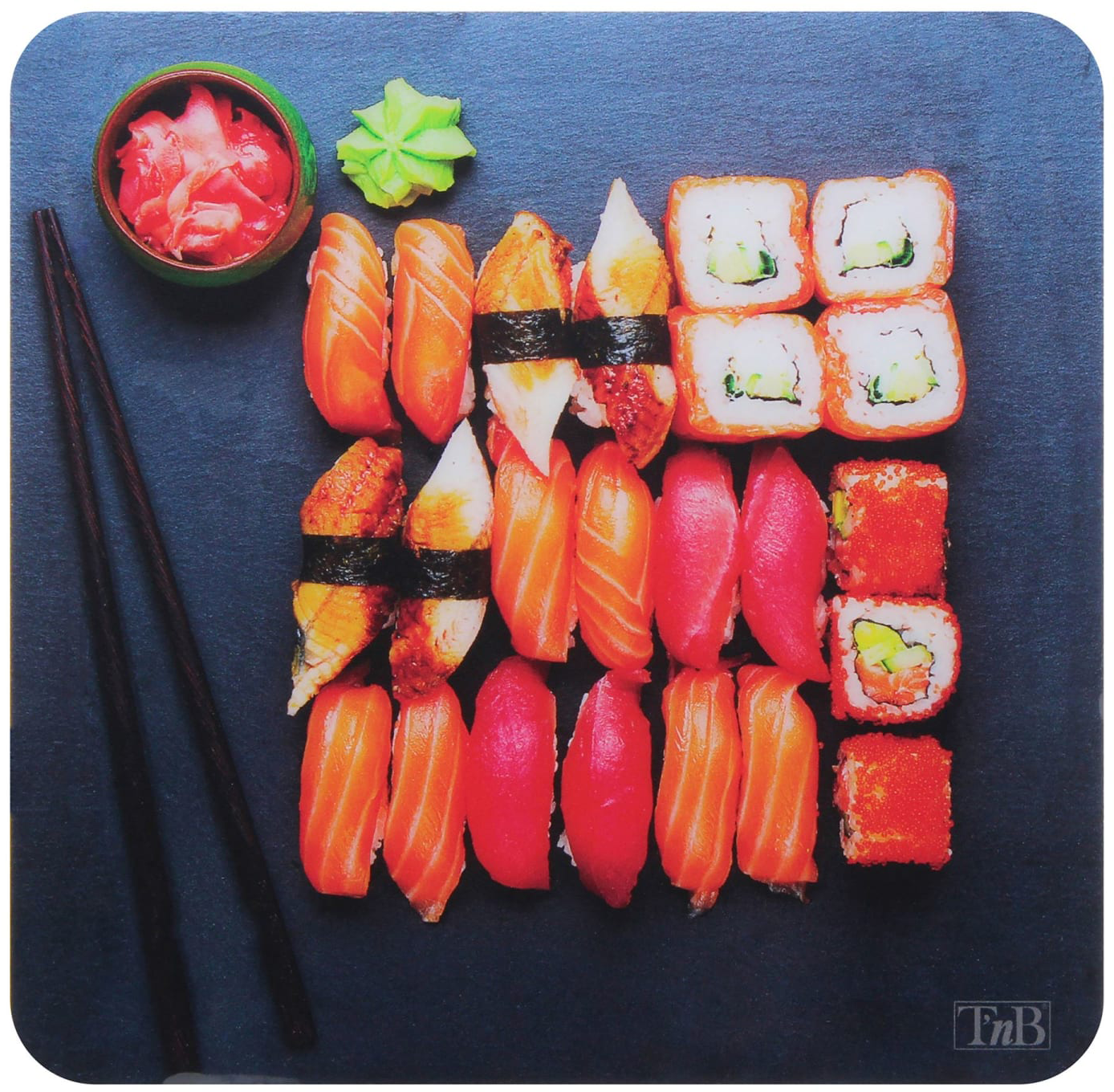 Válogatott sushi: lazac, tonhal, angolna és uborkás tekercs. Tálalva gyömbérrel, wasabival, evőpálcikával.