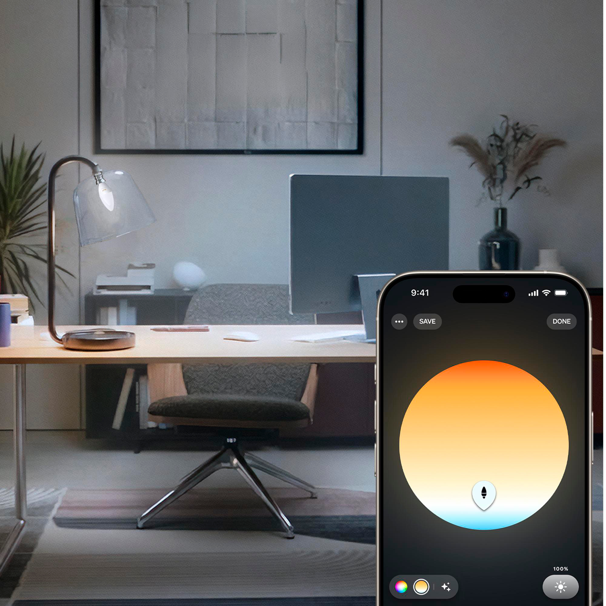Ein Schreibtisch mit Lampe, Computer und Stuhl. Ein Handy zeigt ein Farbrad.