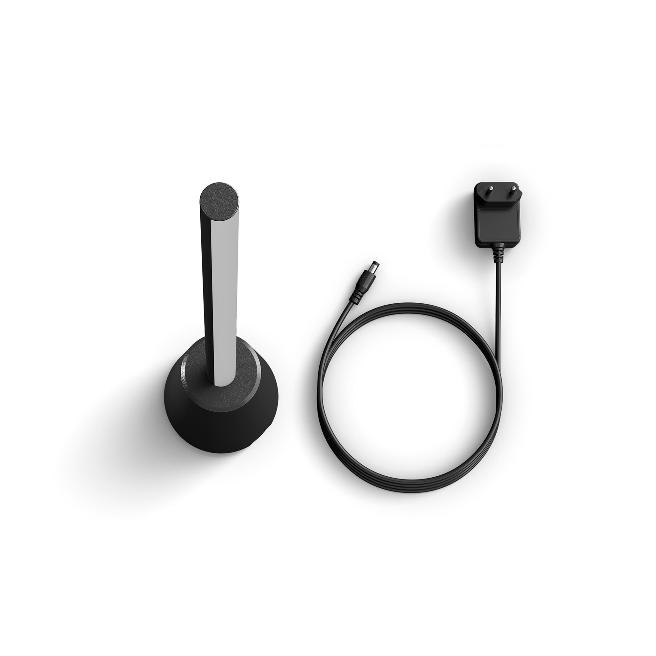 Ein schwarzer Ladeständer und ein schwarzes USB-Kabel mit Netzstecker auf weißem Hintergrund.