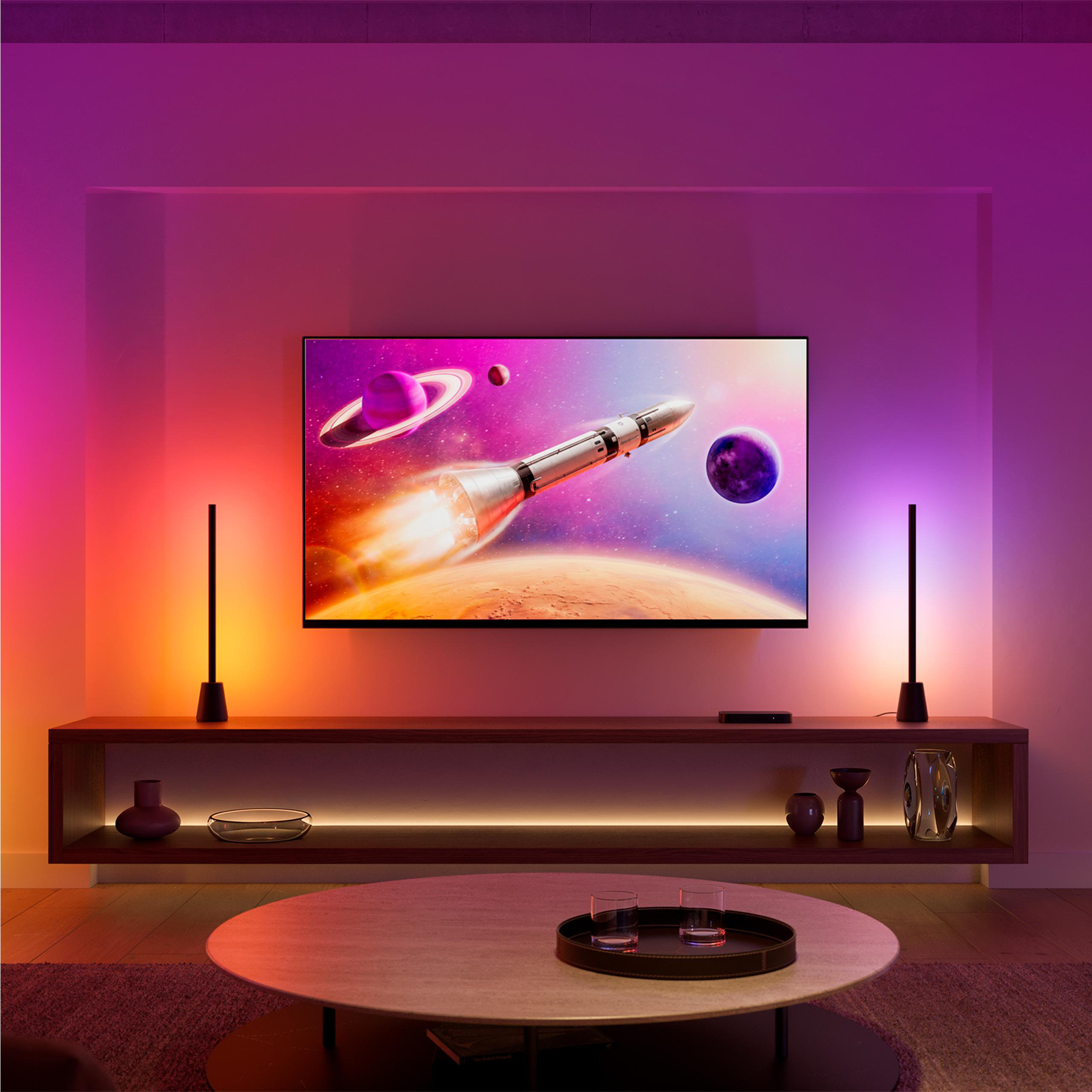Ein Raum mit gedämpftem Licht, ein Fernseher zeigt eine Rakete, die durch den Weltraum fliegt.