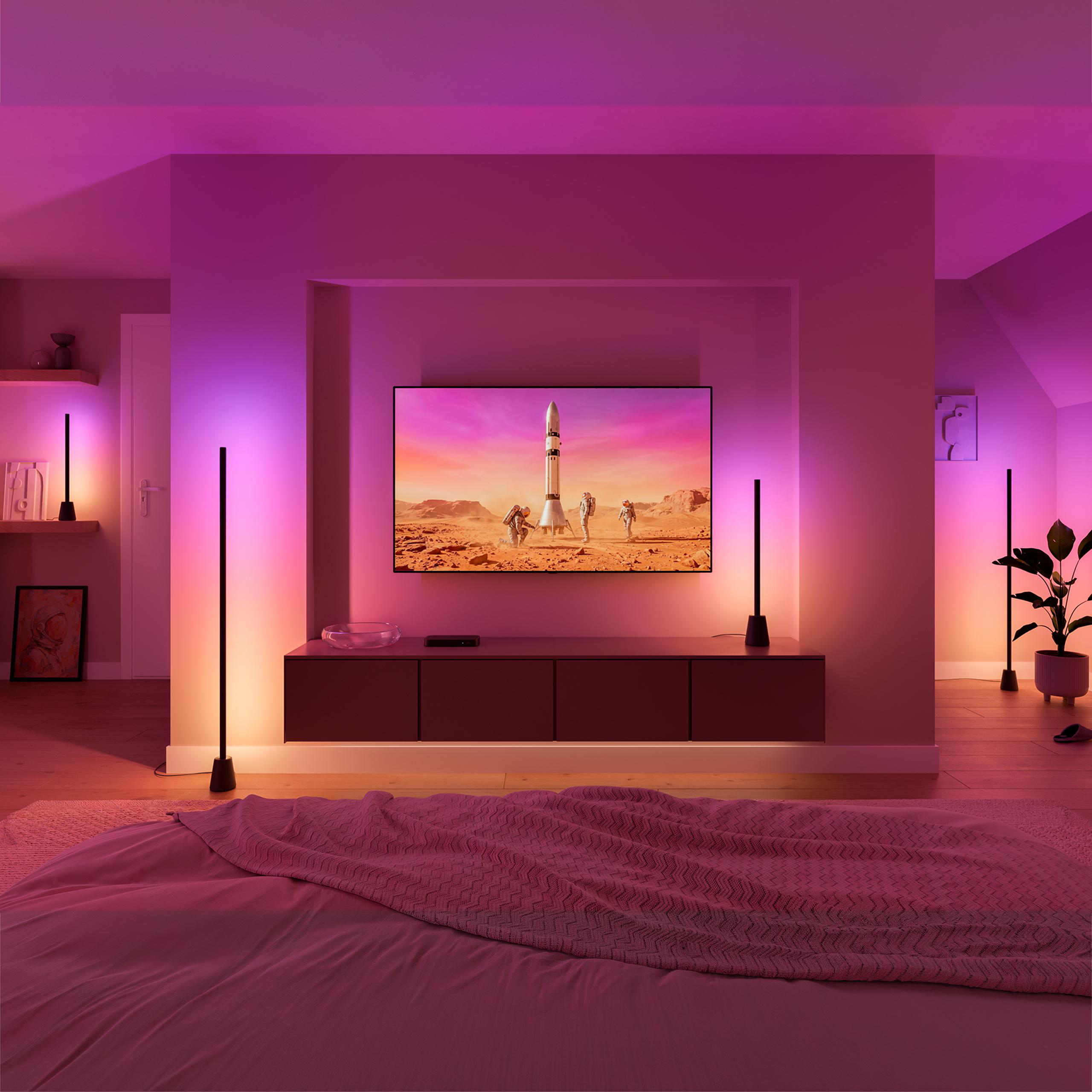 Ein Schlafzimmer mit lila Beleuchtung und einem Fernseher, der eine Mars-Landschaft zeigt.