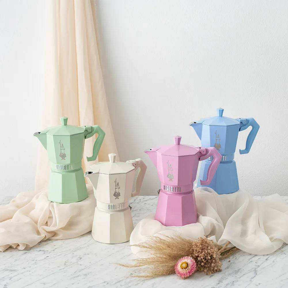 Cuatro cafeteras Bialetti en colores pastel: verde, crema, rosa y azul.