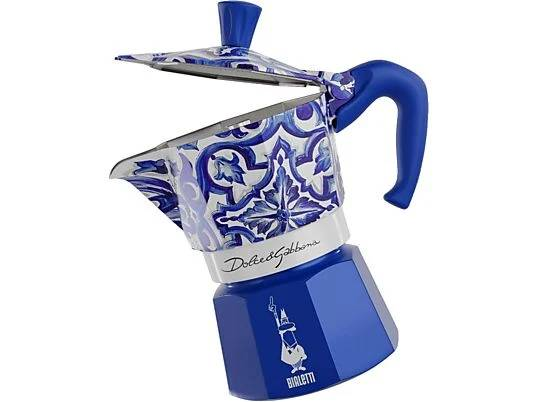 Una cafetera moka azul con patrón blanco y azul y un asa plateada.