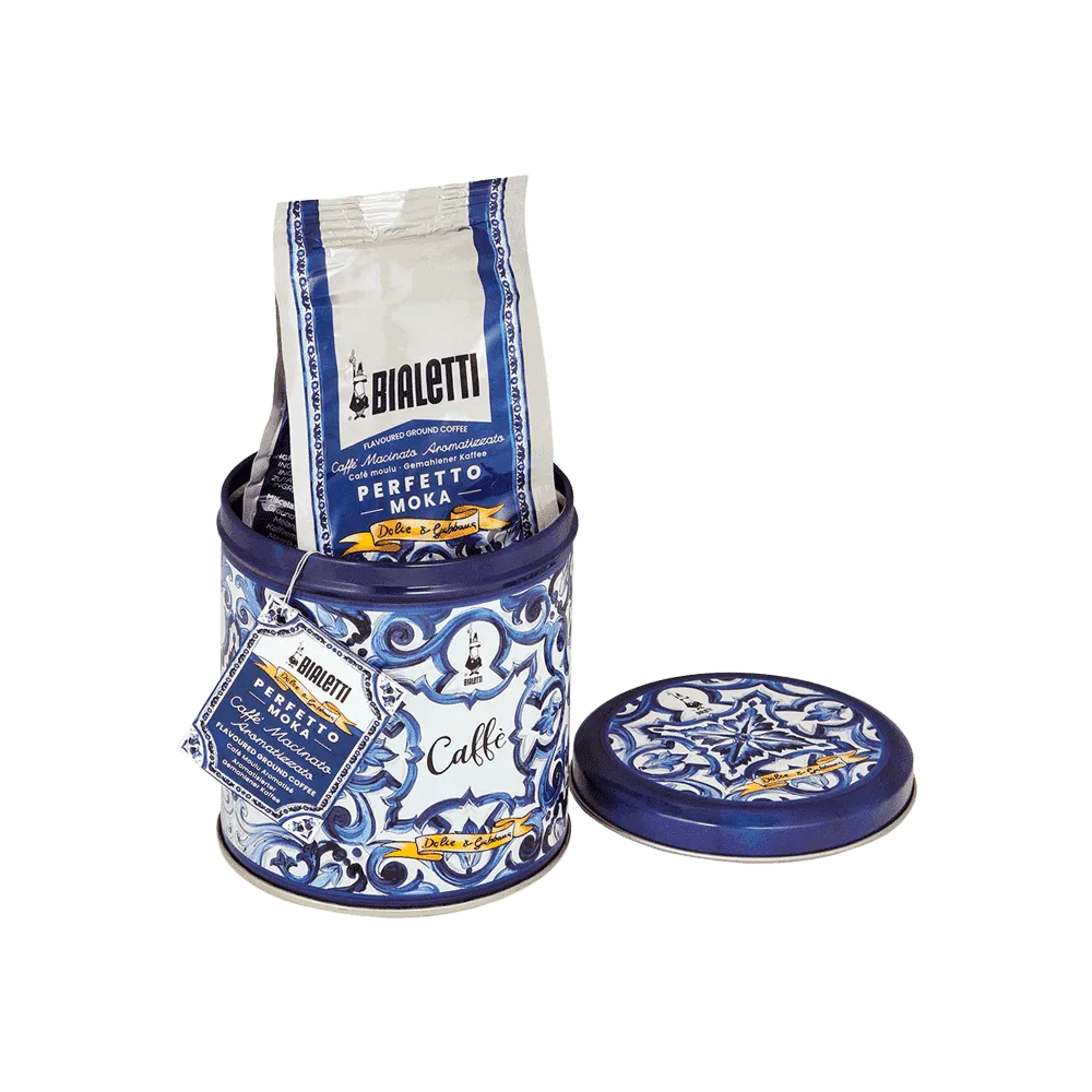 Una lata azul con café Bialetti y una tapa con estampado floral.