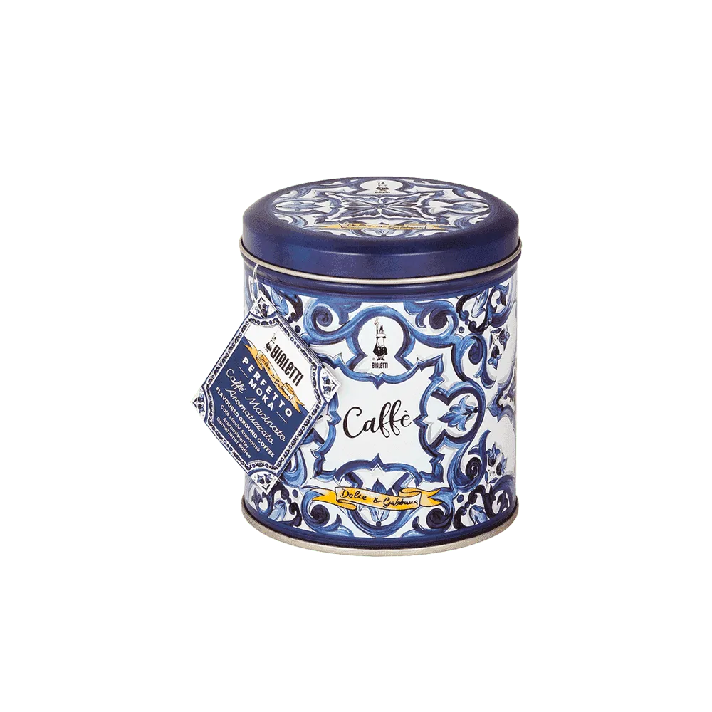 Lata de café Bialetti Moka azul y blanca con estampado floral. Texto: Caffe.