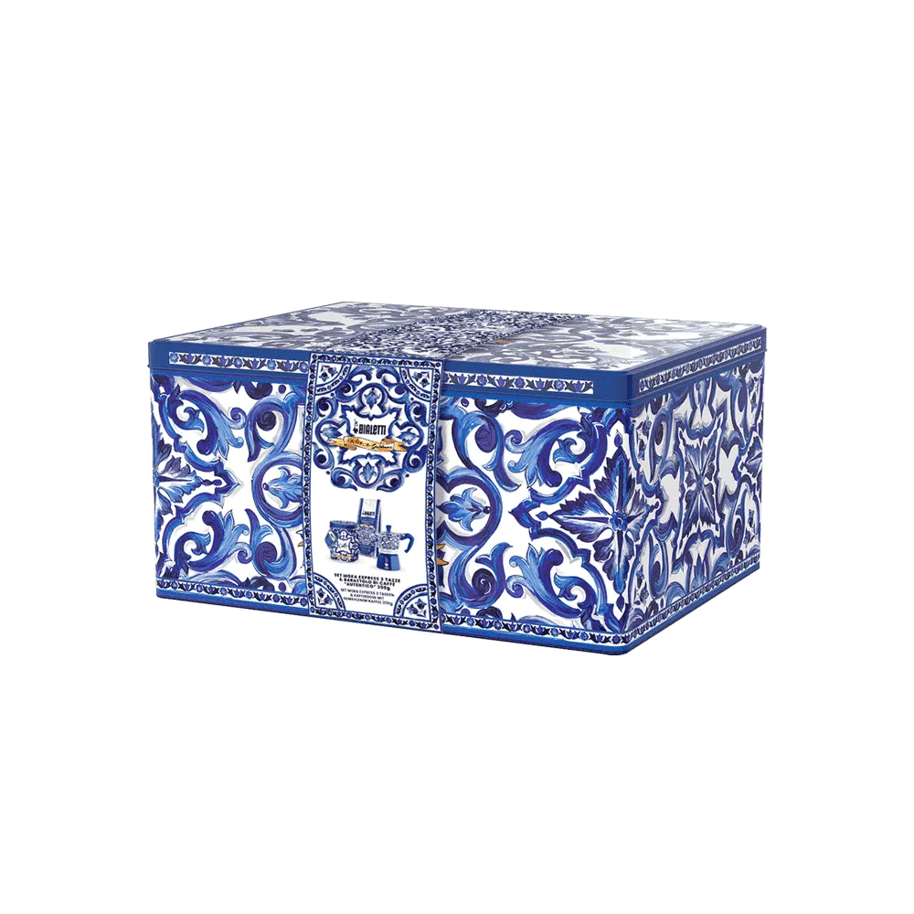Una caja de regalo de cafetera azul y blanca con estampado.