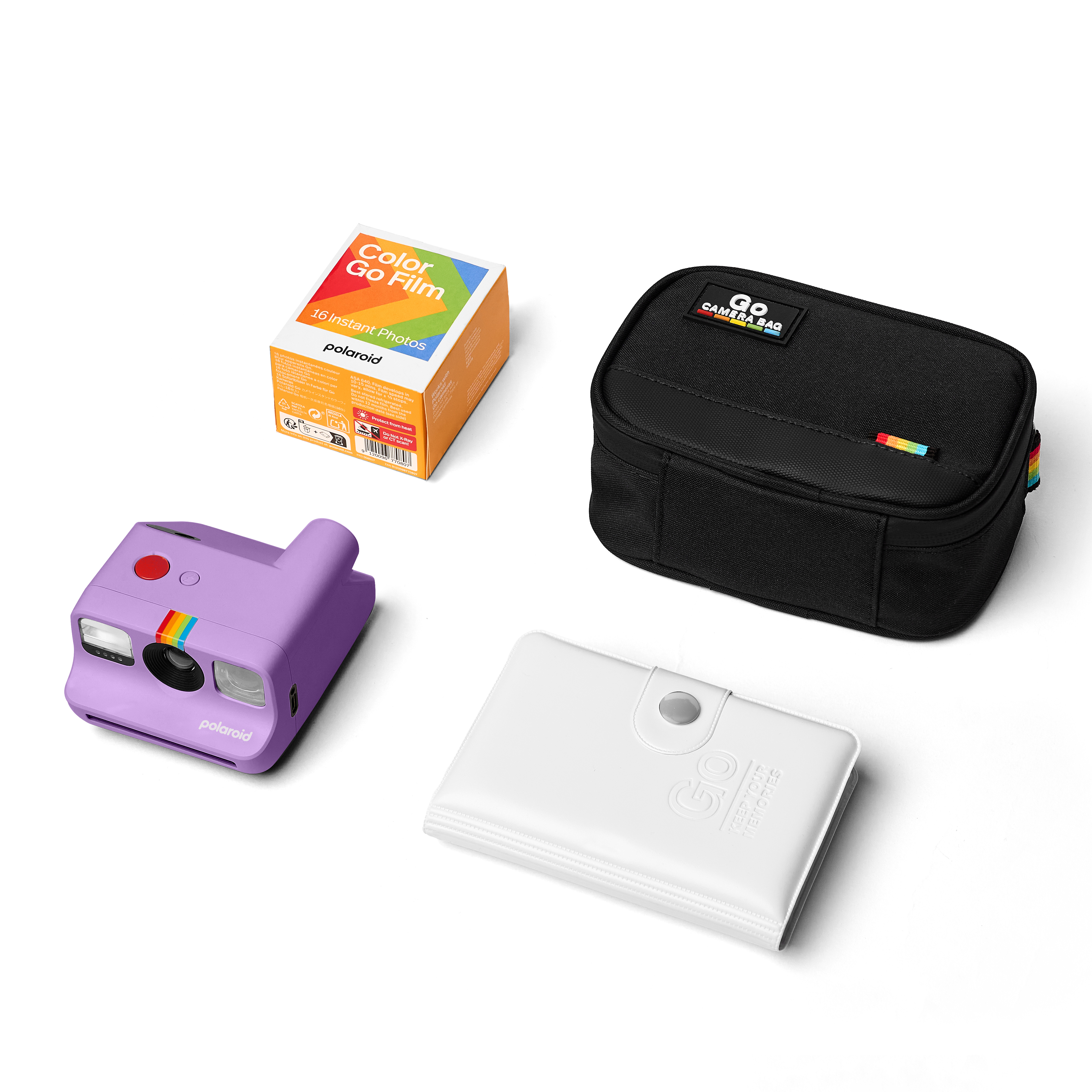 Mor Polaroid Go kamera, film kutusu, kamera çantası ve beyaz kılıf.