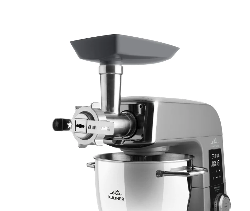 Ezüst konyhai robotgép húsdaráló tartozékkal, fehér háttérrel, közelképben.