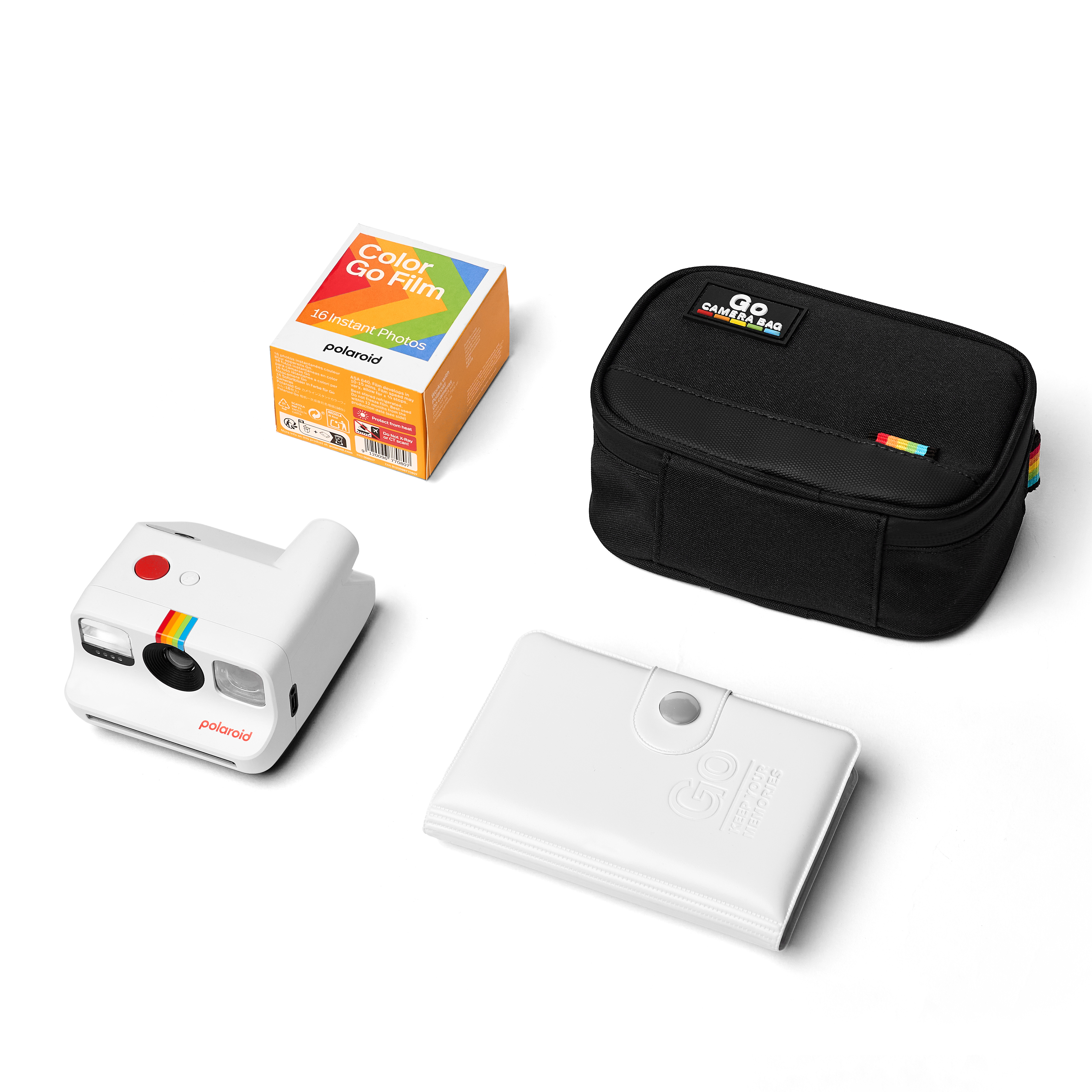 Beyaz bir Polaroid Go kamera, film paketi, kamera çantası ve kılıf beyaz zeminde.