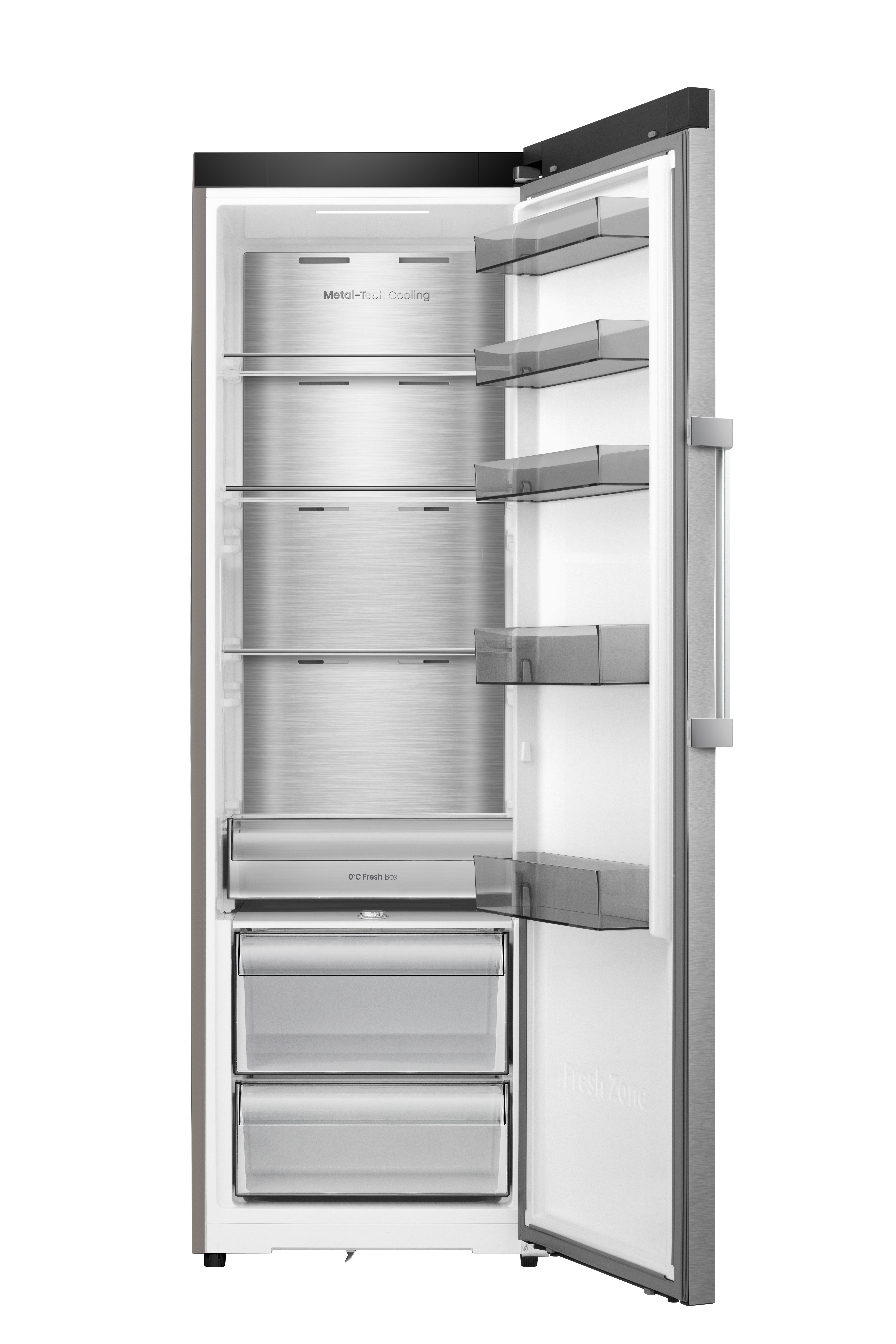 Ein leerer, silberner Kühlschrank mit geöffneter Tür, Metallregalen und Schubladen.