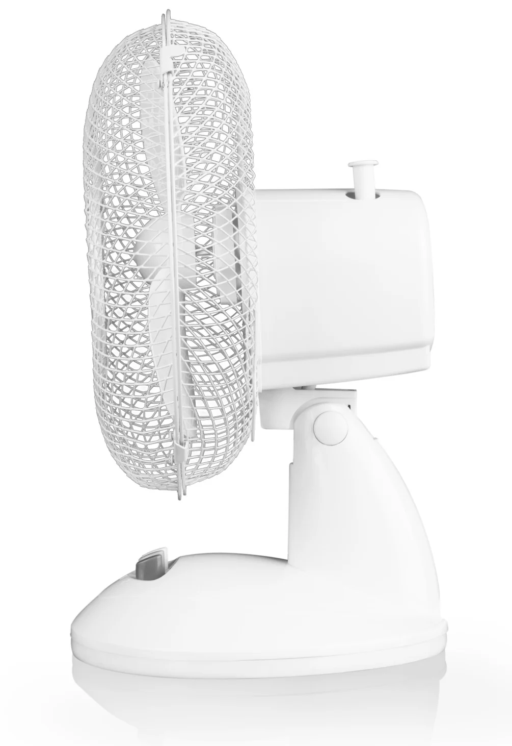 Egy fehér asztali ventilátor kerek talppal és forgatható fejjel.