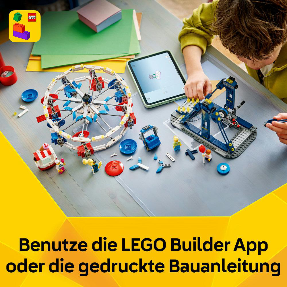 Junge baut LEGO-Riesenrad und Kran mit Tablet-Anleitung. Verstreute Steine, Minifiguren.