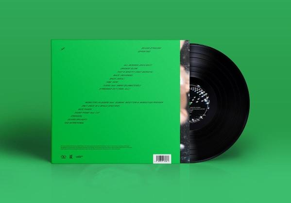Grüne Schallplatte mit Titelliste auf der Rückseite und Vinyl-Schallplatte daneben.