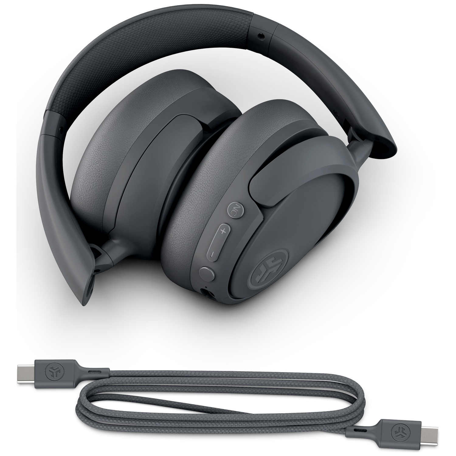 Casque gris avec câble de chargement sur fond blanc.