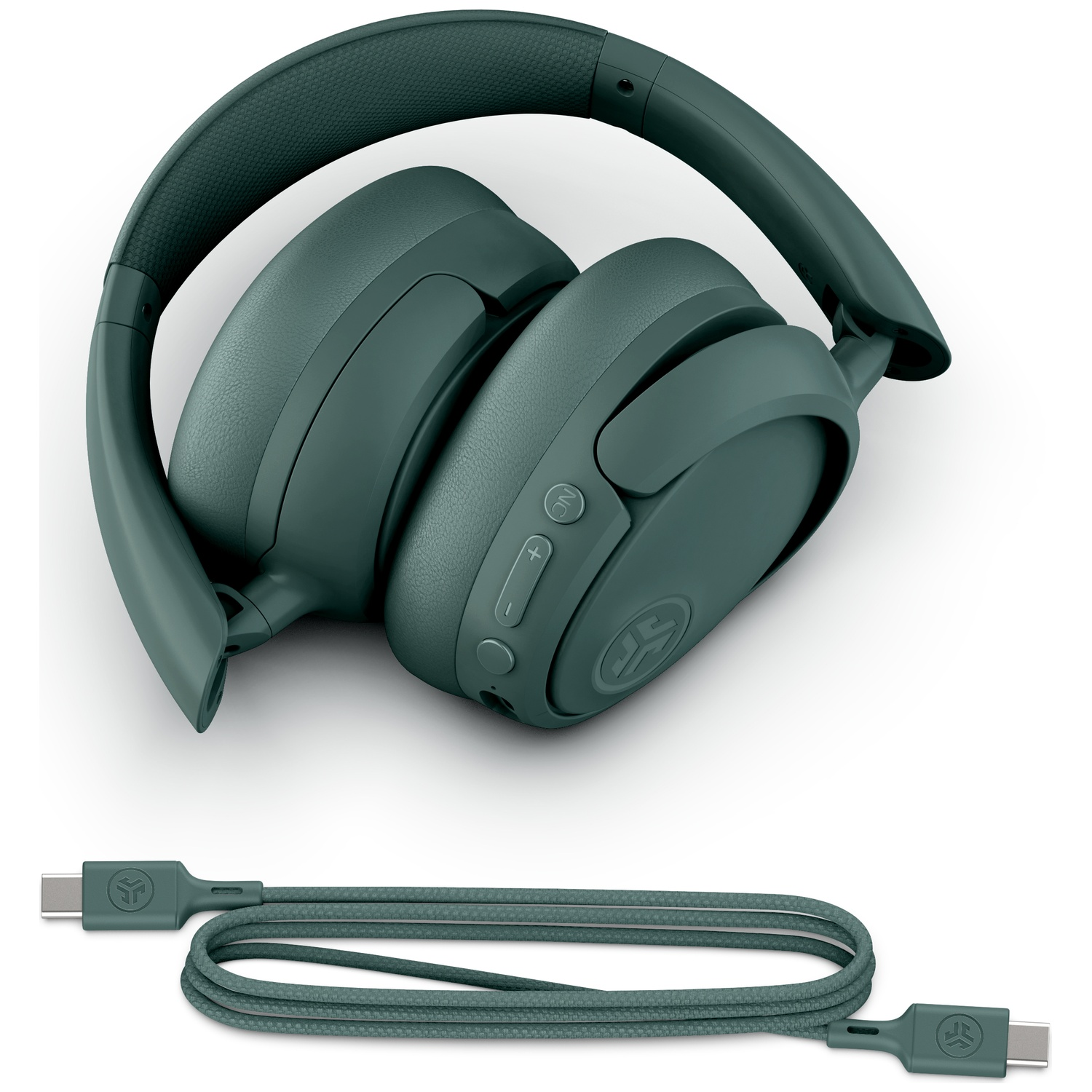 Een groene koptelefoon met oplaadkabel op witte achtergrond.