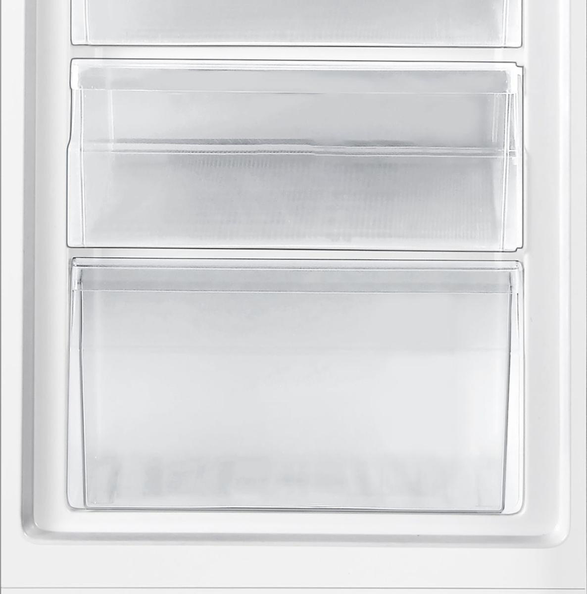 Nahaufnahme von drei durchsichtigen Schubladen in einem weißen Kühlschrank.
