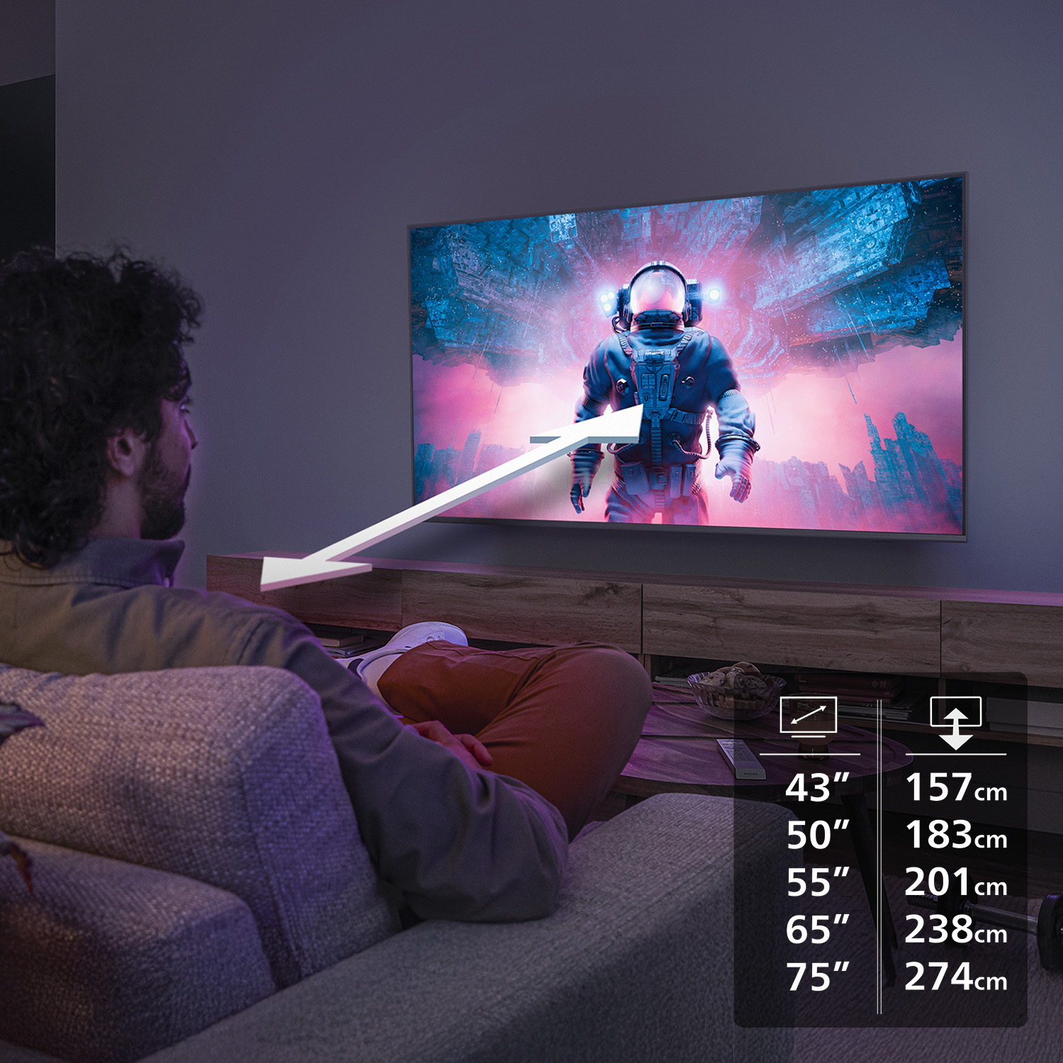 Hombre viendo TV con gráfico de astronauta. Tabla de tallas mostrada.