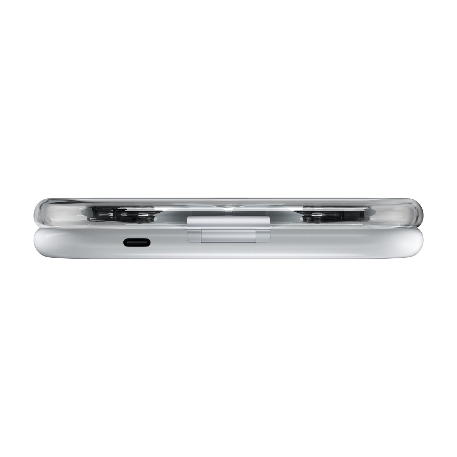 Custodia di ricarica argentata con due AirPods e porta USB-C.