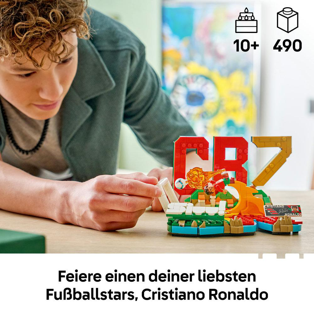 Junge baut LEGO CR7-Set mit Fußballer-Figur und Ball.