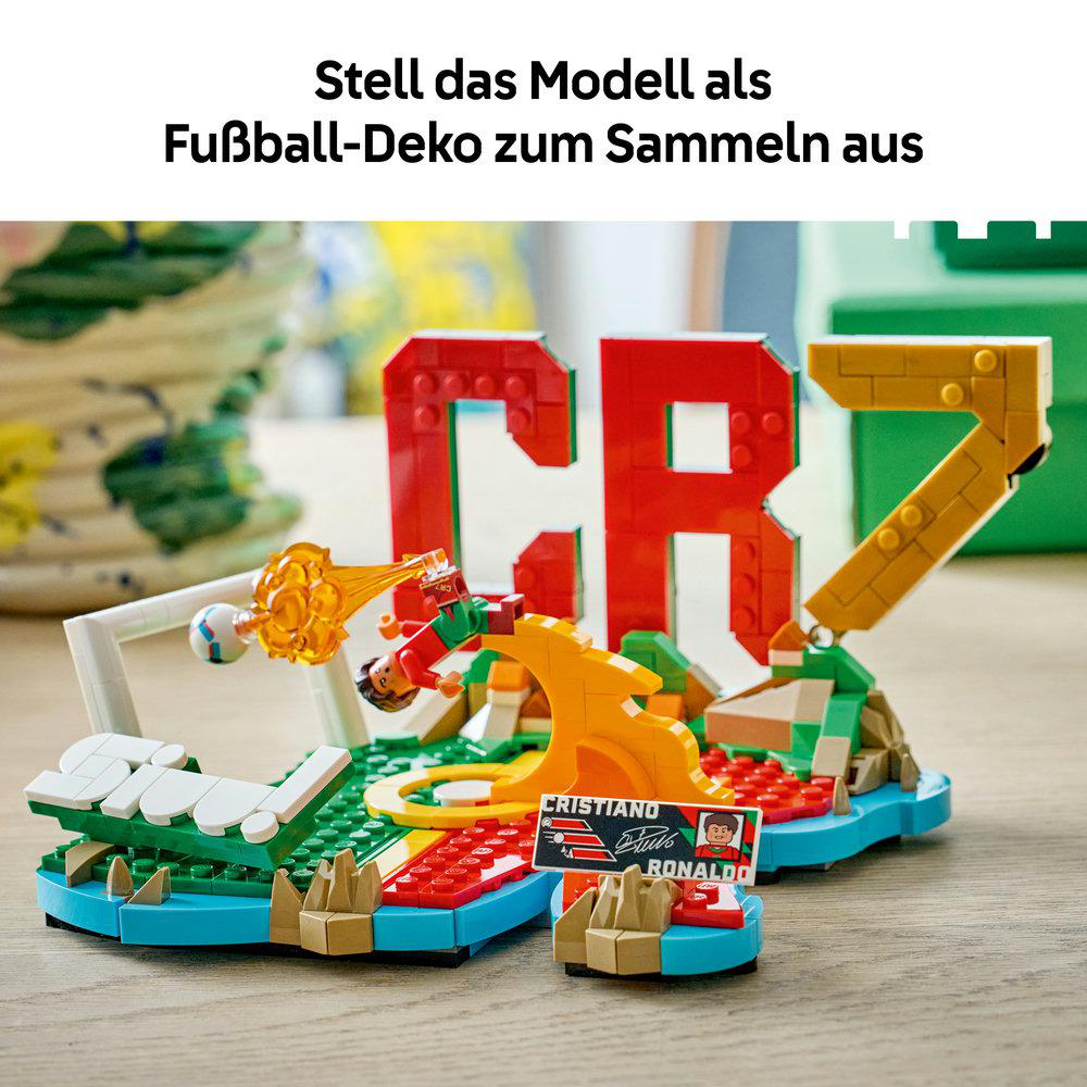 Lego-Modell von Cristiano Ronaldo mit CR7-Logo, Fußball und Tor.
