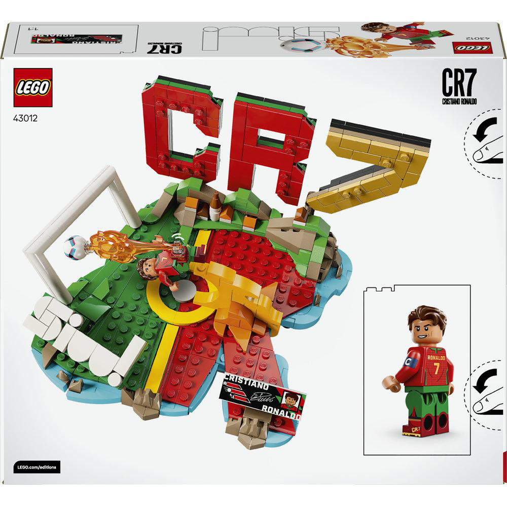LEGO-Set mit Cristiano Ronaldo-Figur, Fußballfeld und den Buchstaben CR7.