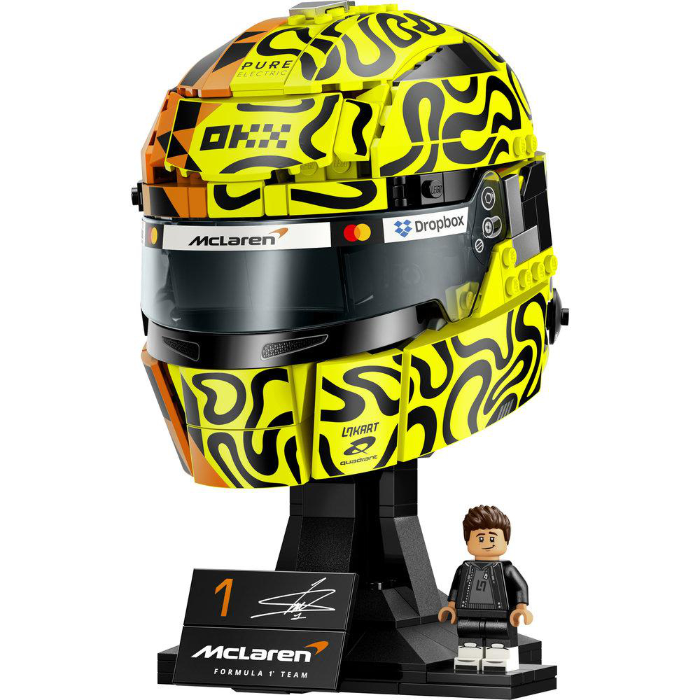 LEGO McLaren Helm mit schwarz-gelbem Wellenmuster, Visier und Minifigur auf Ständer.