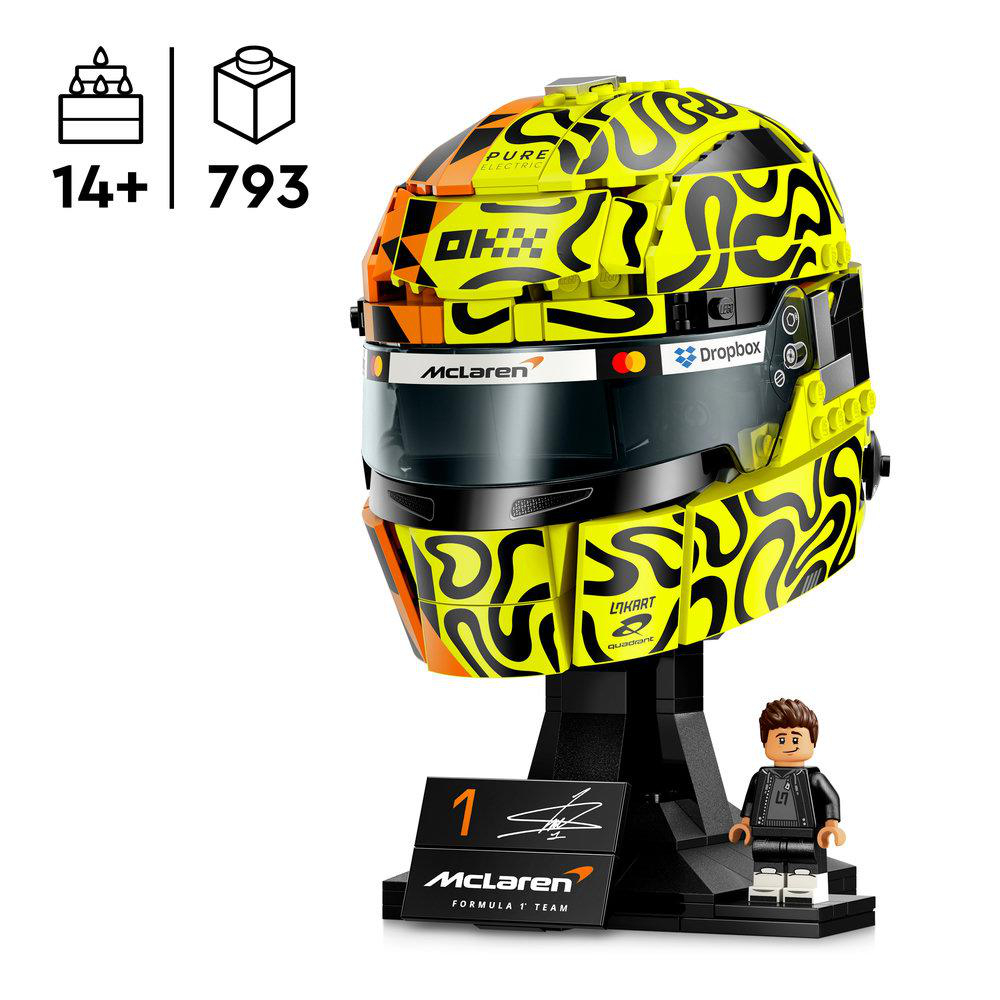 Ein gelber McLaren-Helm mit schwarzen und orangen Mustern auf einem Ständer mit Mini-Figur.